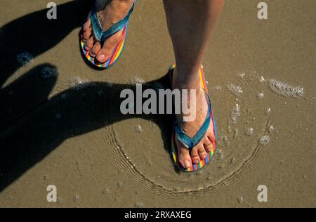 Flip-Flops, Füße am Strand, Rantum, Sylt Stockfoto