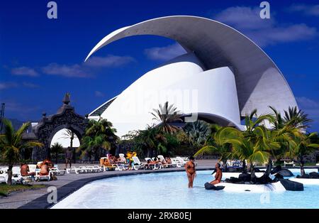 Parque Maritimo, im Hintergrund das Auditorium in Santa Cruz, Teneriffa, Kanarische Inseln, Spanien Stockfoto