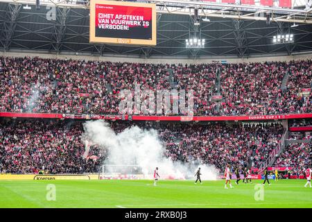 Amsterdam, Niederlande. September 2023. Amsterdam - Feuerwerk während des Eredivisie-Spiels zwischen Ajax und Feyenoord in der Johan Cruijff Arena am 24. September 2023 in Amsterdam, Niederlande. Anrede: Box to Box Pictures/Alamy Live News Stockfoto