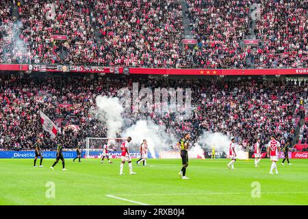 Amsterdam, Niederlande. September 2023. Amsterdam - Feuerwerk während des Eredivisie-Spiels zwischen Ajax und Feyenoord in der Johan Cruijff Arena am 24. September 2023 in Amsterdam, Niederlande. Anrede: Box to Box Pictures/Alamy Live News Stockfoto