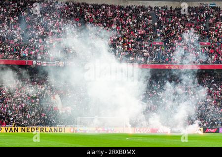 Amsterdam, Niederlande. September 2023. Amsterdam - Feuerwerk während des Eredivisie-Spiels zwischen Ajax und Feyenoord in der Johan Cruijff Arena am 24. September 2023 in Amsterdam, Niederlande. Anrede: Box to Box Pictures/Alamy Live News Stockfoto