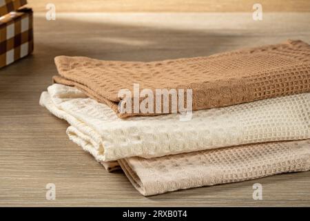 Waffelhandtücher, gefaltet in einem Stapel auf einem Holztisch, Blick von oben Stockfoto