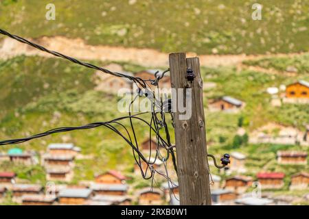 Strommasten und -Kabel, die in Bergdörfern in der Türkei verwendet werden Stockfoto