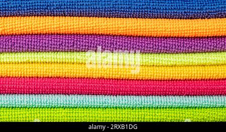 Hintergrund heller Mikrofaserservietten im Stapel gefaltet Stockfoto