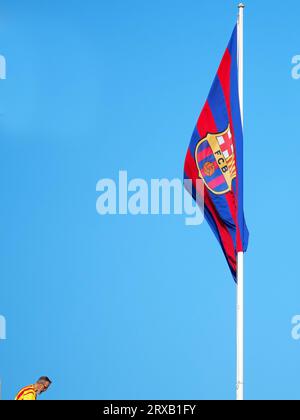 Barcelona, Spanien. September 2023. Die Flagge des FC Barcelona während des La Liga EA Sports-Spiels zwischen dem FC Barcelona und dem RC Celta spielte am 23. September 2023 im Lluis Companys Stadium in Barcelona, Spanien. (Foto: Bagu Blanco/PRESSINPHOTO) Credit: PRESSINPHOTO SPORTS AGENCY/Alamy Live News Stockfoto