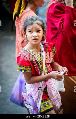 Ein hübsches Thai-Mädchen, das mit ihrer Mutter in Pratu Nam Market, Bangkok, Thailand, einkauft. Stockfoto