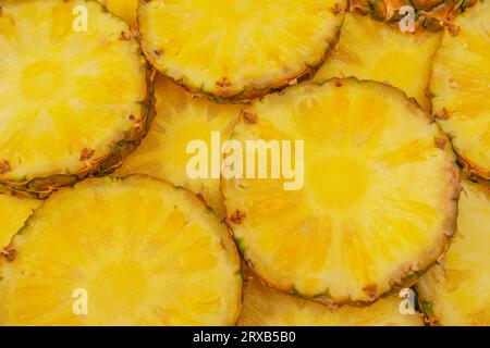 Ananas saftige gelbe Scheiben als Hintergrund. Draufsicht. Stockfoto