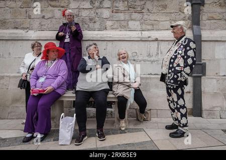 London, Großbritannien. September 2023. Pearly Kings und Queens Costermongers Harvest Festival im Guildhall Yard. Die Pearlies versammeln sich im Yard und werden von verschiedenen Bürgermeistern und Würdenträgern zu einer lebhaften Feier anlässlich des Jahreszeitenwechsels begleitet. Guy Corbishley/Alamy Live News Stockfoto