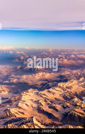 Luftaufnahme von einer dünnen Schicht von Monsun Wolken über die schneebedeckten Gipfel der Dhauladhar/Weiße Palette von Lesser Himalaya in Indien. Stockfoto