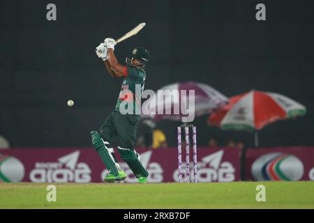 Bangladeshi Allrounder Nasum Ahmed Bats während des 2. ODI-Spiels von Bangladesch und Neuseeland in drei Spielserien im Sher-e-Bangla National Cricket S Stockfoto