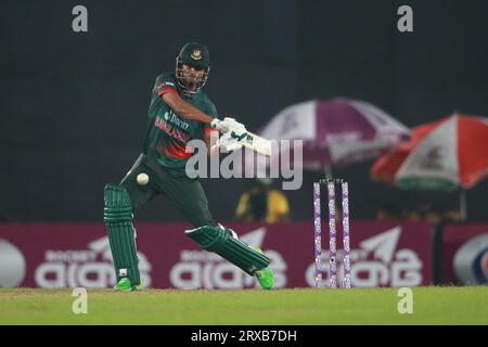 Bangladeshi Allrounder Nasum Ahmed Bats während des 2. ODI-Spiels von Bangladesch und Neuseeland in drei Spielserien im Sher-e-Bangla National Cricket S Stockfoto