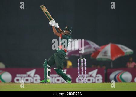 Bangladeshi Allrounder Nasum Ahmed Bats während des 2. ODI-Spiels von Bangladesch und Neuseeland in drei Spielserien im Sher-e-Bangla National Cricket S Stockfoto