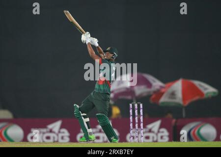 Bangladeshi Allrounder Nasum Ahmed Bats während des 2. ODI-Spiels von Bangladesch und Neuseeland in drei Spielserien im Sher-e-Bangla National Cricket S Stockfoto