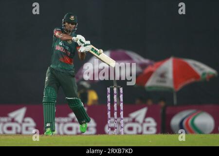 Bangladeshi Allrounder Nasum Ahmed Bats während des 2. ODI-Spiels von Bangladesch und Neuseeland in drei Spielserien im Sher-e-Bangla National Cricket S Stockfoto