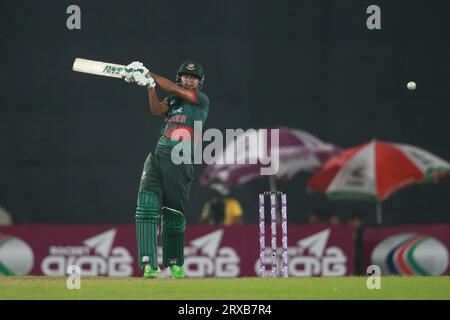 Bangladeshi Allrounder Nasum Ahmed Bats während des 2. ODI-Spiels von Bangladesch und Neuseeland in drei Spielserien im Sher-e-Bangla National Cricket S Stockfoto