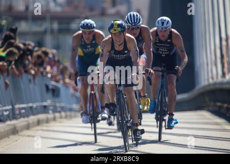 Pontevedra, Spanien. September 2023. Der britische Triathlet Daniel Dixon führt ein Feld bei den U23-Triathlon-Weltmeisterschaften der Männer 2023 am 23. September 2023 in Pontevedra, Spanien. (Foto: Alberto Brevers/Pacific Press) Credit: Pacific Press Media Production Corp./Alamy Live News Stockfoto