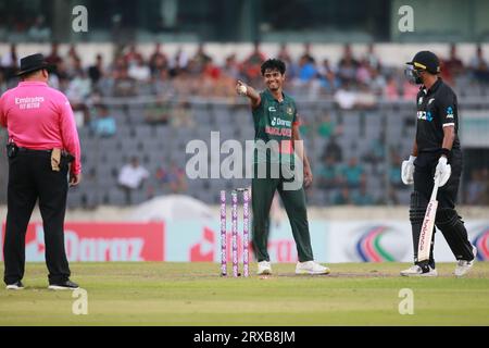 Hasan Mahmud (L) und ISH Sodhi (R) während des 2. ODI-Spiels von Bangladesch und Neuseeland in drei Spielreihen im Sher-e-Bangla National Cricket Stadium Stockfoto