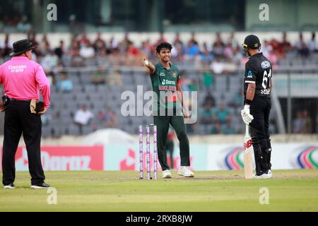 Hasan Mahmud (L) und ISH Sodhi (R) während des 2. ODI-Spiels von Bangladesch und Neuseeland in drei Spielreihen im Sher-e-Bangla National Cricket Stadium Stockfoto