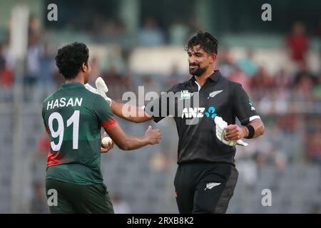 Hasan Mahmud (L) und ISH Sodhi (R) während des 2. ODI-Spiels von Bangladesch und Neuseeland in drei Spielreihen im Sher-e-Bangla National Cricket Stadium Stockfoto