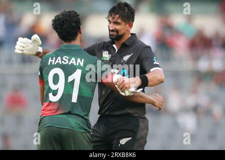 Hasan Mahmud (L) und ISH Sodhi (R) während des 2. ODI-Spiels von Bangladesch und Neuseeland in drei Spielreihen im Sher-e-Bangla National Cricket Stadium Stockfoto