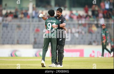 Hasan Mahmud (L) und ISH Sodhi (R) während des 2. ODI-Spiels von Bangladesch und Neuseeland in drei Spielreihen im Sher-e-Bangla National Cricket Stadium Stockfoto