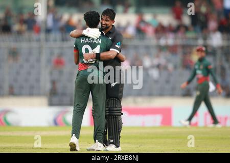 Hasan Mahmud (L) und ISH Sodhi (R) während des 2. ODI-Spiels von Bangladesch und Neuseeland in drei Spielreihen im Sher-e-Bangla National Cricket Stadium Stockfoto