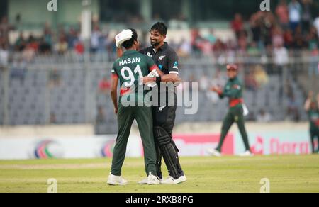 Hasan Mahmud (L) und ISH Sodhi (R) während des 2. ODI-Spiels von Bangladesch und Neuseeland in drei Spielreihen im Sher-e-Bangla National Cricket Stadium Stockfoto