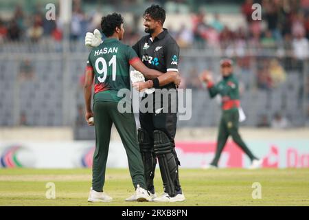 Hasan Mahmud (L) und ISH Sodhi (R) während des 2. ODI-Spiels von Bangladesch und Neuseeland in drei Spielreihen im Sher-e-Bangla National Cricket Stadium Stockfoto