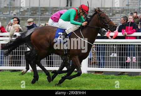 Fahren Sie mit Ronan Whelan (rechts) in Athletico auf dem Weg zum Gewinn der Westgrove Hotel Renaissance Stakes (Gruppe 3) am zweiten Tag des Herbstfestivals auf der Curragh Racecourse in County Kildare, Irland. Bilddatum: Sonntag, 24. September 2023. Stockfoto