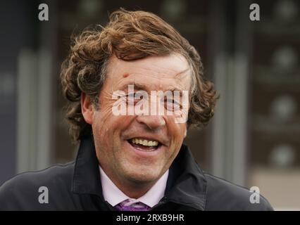 Trainer Ado McGuinness gewann im Paradering, nachdem Go Athletico von Ronan Whelan geritten war, die Westgrove Hotel Renaissance Stakes (Gruppe 3) am zweiten Tag des Herbstfestivals auf der Curragh Racecourse in County Kildare, Irland. Bilddatum: Sonntag, 24. September 2023. Stockfoto