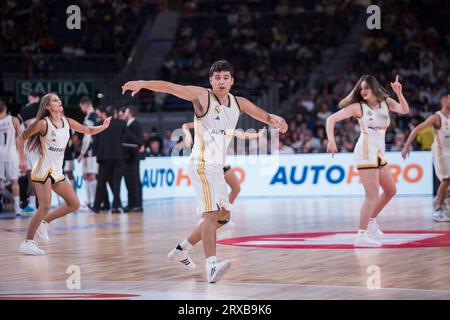 Madrid, Spanien. September 2023. Cheerleaderswährend des Sieges von Real Madrid gegen Casademont Zaragoza 101 - 70 in der Liga Endesa 2023/24 (1. Tag) feierte er im Wizink Center (Madrid, Spanien). September 2023. (Foto: Juan Carlos García Mate/Pacific Press) Credit: Pacific Press Media Production Corp./Alamy Live News Stockfoto