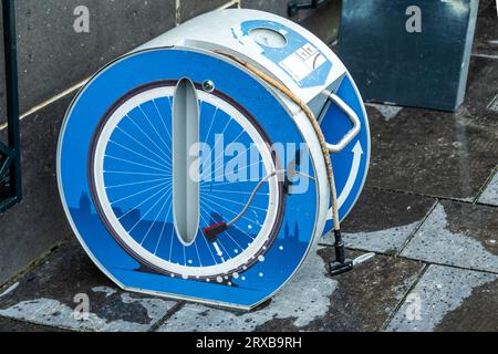 Automatischer Reifenfüller für Fahrräder, dieses Gerät wird verwendet, um den Reifen mit niedriger Luft zu befüllen Stockfoto