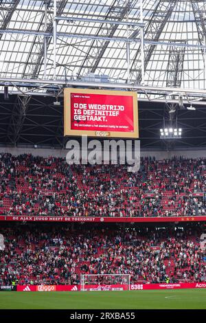 Amsterdam, Niederlande. September 2023. AMSTERDAM, NIEDERLANDE - 24. SEPTEMBER: Das Spiel wurde während des niederländischen Eredivisie-Spiels zwischen Ajax und Feyenoord in der Johan Cruijff Arena am 24. SEPTEMBER 2023 in Amsterdam, Niederlande, ausgesetzt. (Foto: Peter Lous/Orange Pictures) Credit: Orange Pics BV/Alamy Live News Stockfoto