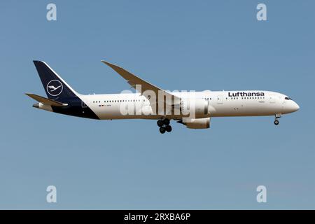 Eine Lufthansa Boeing 787-9 Dreamliner landete auf dem Frankfurt Rhein-Main International Airport. Lufthansa hat einen Auftrag für 32 Boeing 787-9 Dreamliner Flugzeuge. Die brandneue Flotte von Lufthansa 787 wird 26 Sitze der Business Class, 21 Premium Economy-Sitze und 247 reguläre Economy-Sitze umfassen. Die mittelgroße Variante 787-9 mit fast 900 Bestellungen ist die beliebteste Version des Dreamliner. Stockfoto