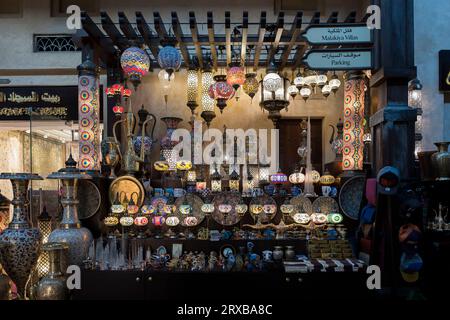 Dubai, Vereinigte Arabische Emirate, 18. März 2017. Souvenirladen im Souk Madinat Jumeirah mit Laternen und Schätzen im arabischen Stil. Stockfoto