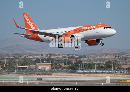 Avión de Línea Airbus A320neo de Easyjet aterrizando en Alicante Stockfoto