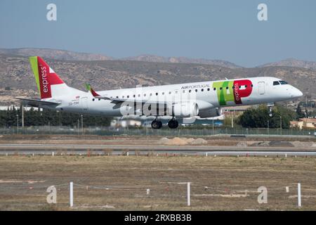 Avión de Línea ERJ-190 de TAP Express aterrizando en Alicante Stockfoto