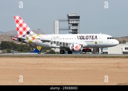 Avión de Línea Airbus A319 aterrizando en Alicante Stockfoto