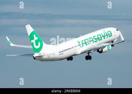 Avión de Línea Boeing 737 de la aerolínea Transavia despegando Stockfoto