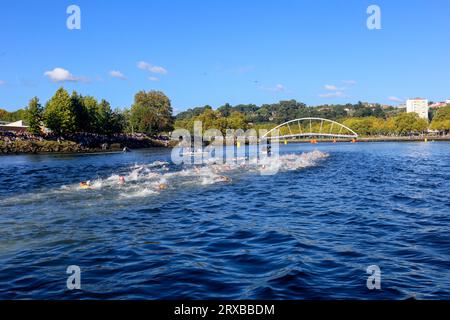 Pontevedra, Galicien, Spanien. September 2023. Pontevedra, Spanien, 23. September 2023: Triathleten im Schwimmsport während der Elite Männer Triathlon Weltmeisterschaft 2023, am 23. September 2023, in Pontevedra, Spanien. (Bild: © Alberto Brevers/Pacific Press über ZUMA Press Wire) NUR REDAKTIONELLE VERWENDUNG! Nicht für kommerzielle ZWECKE! Stockfoto