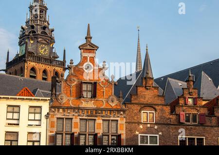 Nijmegen, Niederlande. Juni 2023. Die Gebäude des alten Stadtzentrums auf einem Marktplatz bei Sonnenaufgang. Stockfoto