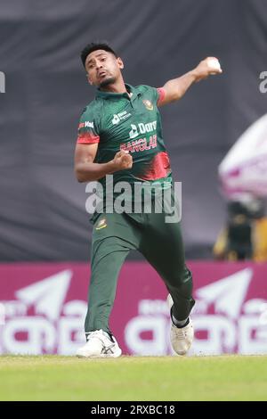 Der Bangladescher Pace Bowler Mustafizur Rahman spielte beim zweiten ODI-Match von Bangladesch und Neuseeland in drei Spielserien im Sher-e-Bangla National Cricket Stockfoto