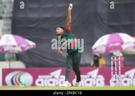 Der Bangladescher Pace Bowler Mustafizur Rahman spielte beim zweiten ODI-Match von Bangladesch und Neuseeland in drei Spielserien im Sher-e-Bangla National Cricket Stockfoto