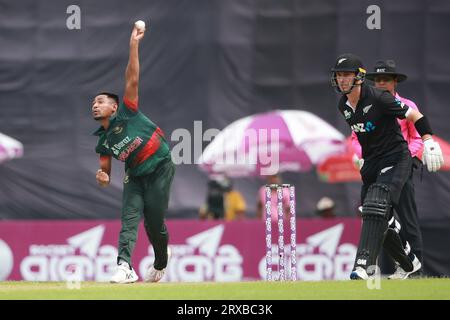 Der Bangladescher Pace Bowler Mustafizur Rahman spielte beim zweiten ODI-Match von Bangladesch und Neuseeland in drei Spielserien im Sher-e-Bangla National Cricket Stockfoto