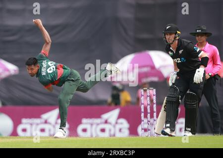 Der Bangladescher Pace Bowler Mustafizur Rahman spielte beim zweiten ODI-Match von Bangladesch und Neuseeland in drei Spielserien im Sher-e-Bangla National Cricket Stockfoto