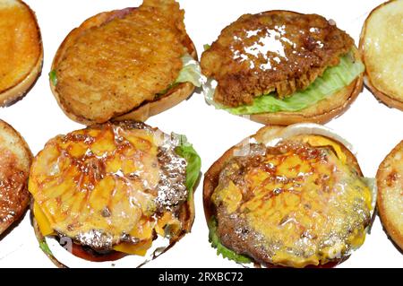 Haufen Sesambrötchen mit frittierten panierten Hähnchenfilet-Patties, knackigem Salat, Tomaten, Schmelzkäse, Zwiebeln und Sauce, saftiges, dickes, doppeltes Rindfleischpatty Stockfoto