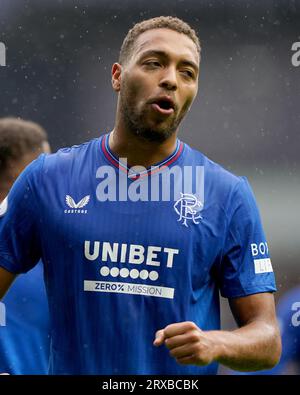 Die Cyriel Dessers der Rangers feierten, nachdem sie während des Cinch Premiership-Spiels im Ibrox Stadium, Glasgow, ihr erstes Tor erzielt hatten. Bilddatum: Sonntag, 24. September 2023. Stockfoto