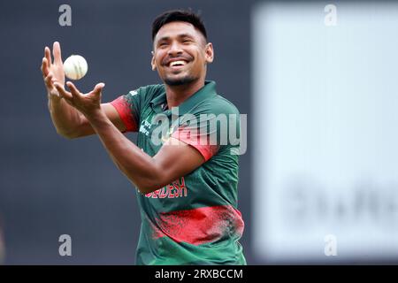 Der Bangladescher Pace Bowler Mustafizur Rahman spielte beim zweiten ODI-Match von Bangladesch und Neuseeland in drei Spielserien im Sher-e-Bangla National Cricket Stockfoto