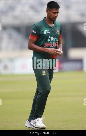 Der Bangladescher Pace Bowler Mustafizur Rahman spielte beim zweiten ODI-Match von Bangladesch und Neuseeland in drei Spielserien im Sher-e-Bangla National Cricket Stockfoto