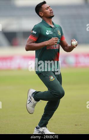 Der Bangladescher Pace Bowler Mustafizur Rahman spielte beim zweiten ODI-Match von Bangladesch und Neuseeland in drei Spielserien im Sher-e-Bangla National Cricket Stockfoto